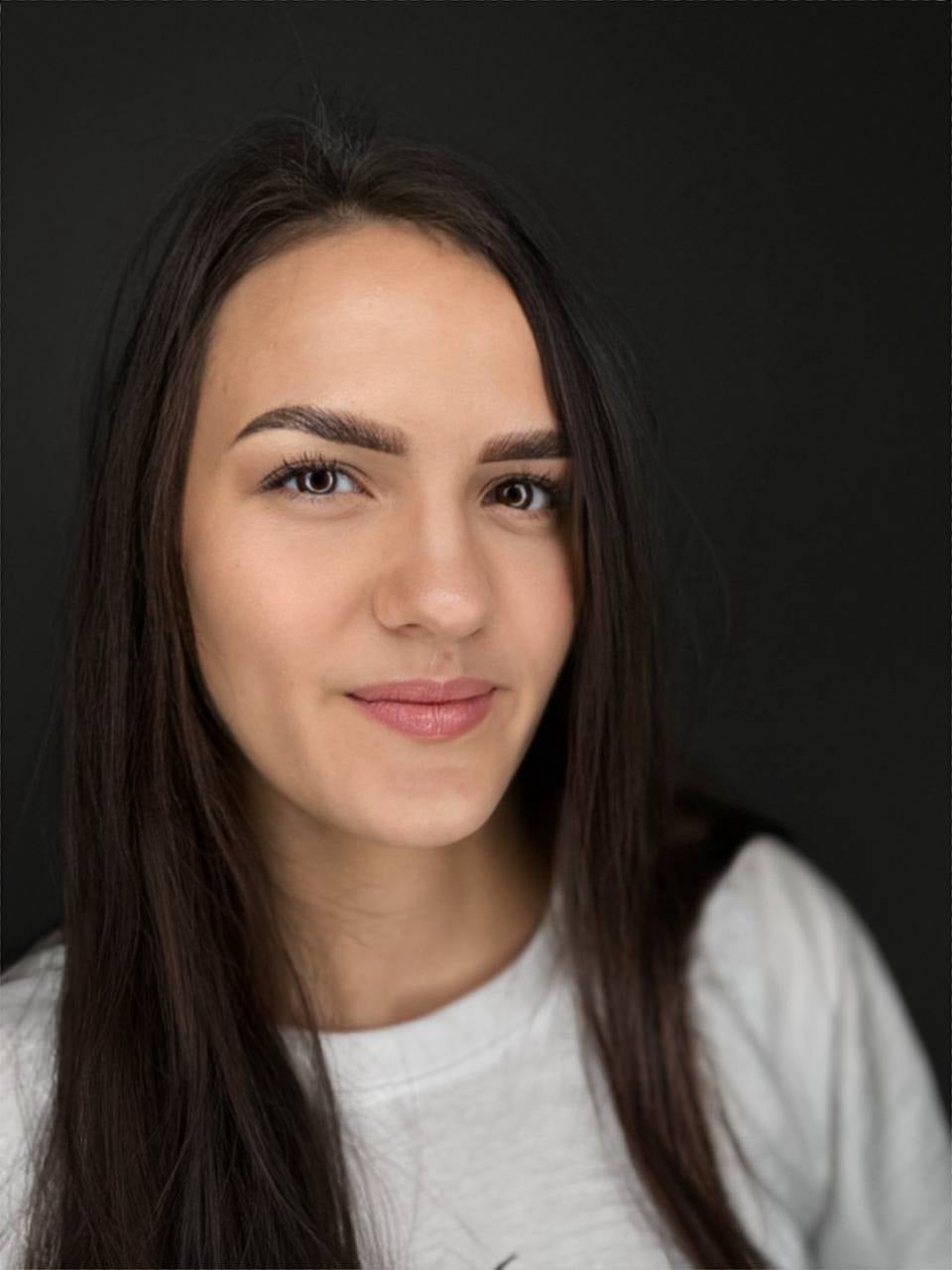 Microblading München - Natürliche Augenbrauen Härchenzeichnung